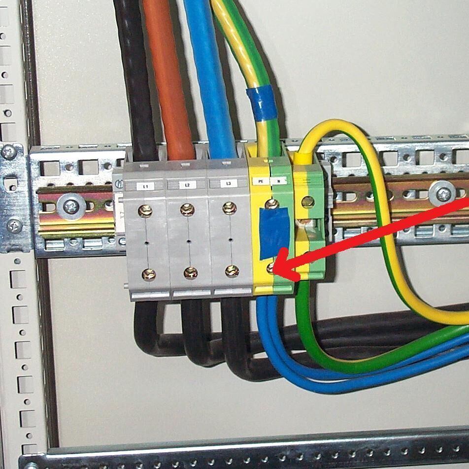 Шины n pe в распределительных щитах. Шина заземления WAGO pe 16/2. Блок распределительный клеммный для электроплиты с заземлением. Нулевая шина для СИП 16.