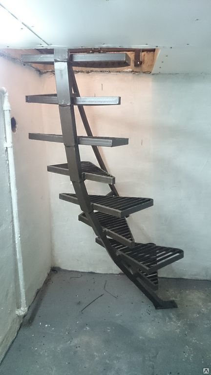 Лестница в подвал на металлокаркасе