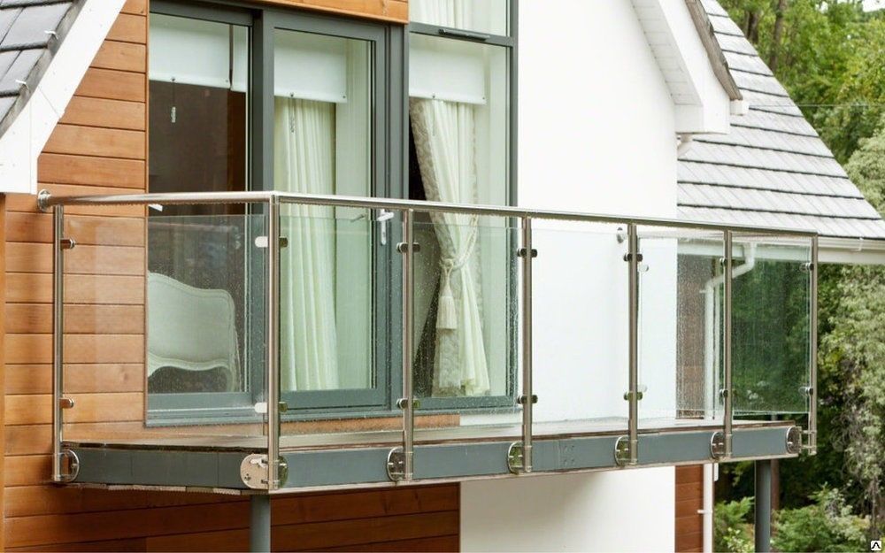 Стеклянное ограждение балкона