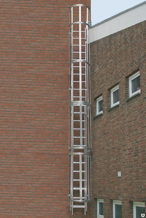 Стационарная лестница для зданий. Высота 4,76 м. пользователи 1