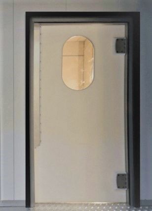 Распашная маятниковая пластиковая дверь серии SWD
