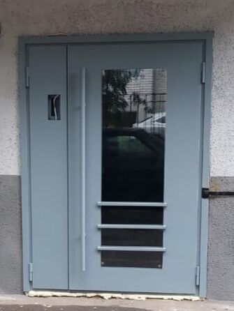 Дверь входная подъездная металлическая остекленная с порошковым напылением