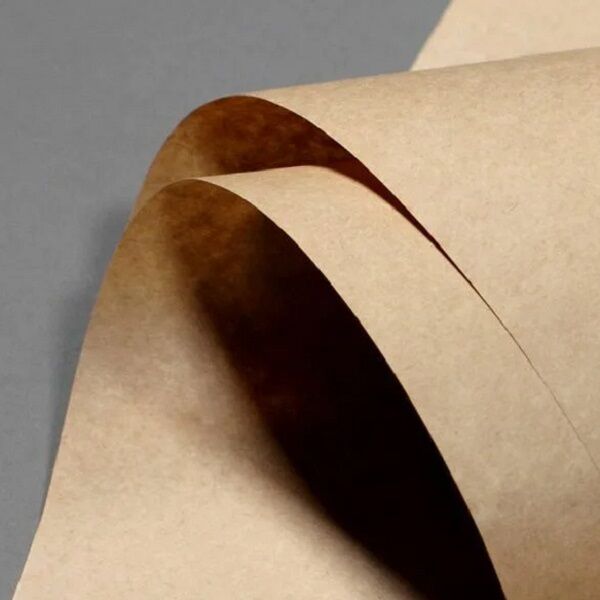 Бумага оберточная бумага марки E в листах, поверхность шершавая и обладает коричневым оттенком