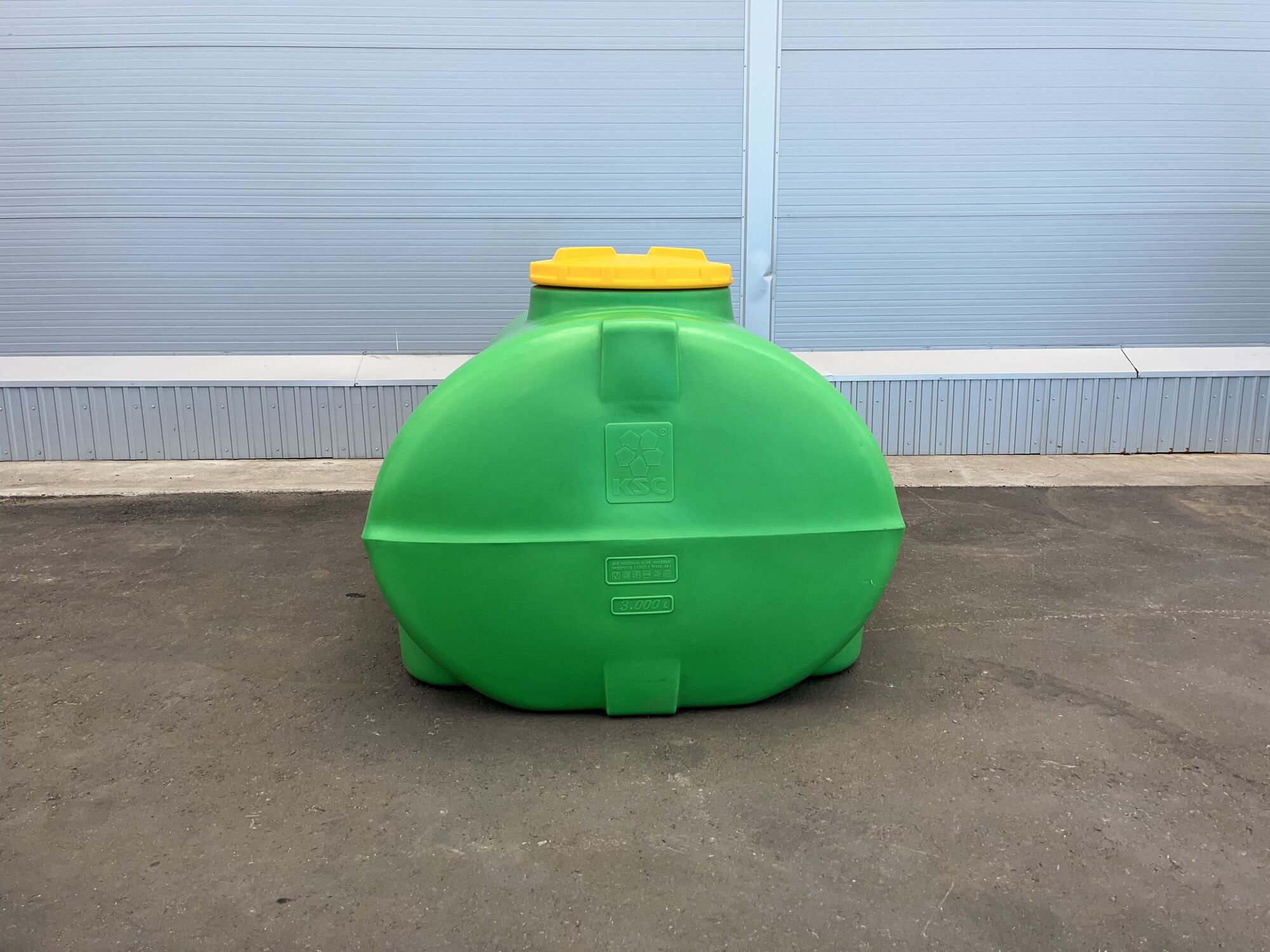 Бак 2000 литров пластиковый для транспортировки воды и топлива, сыпучего сырья, пищевых жидкостей