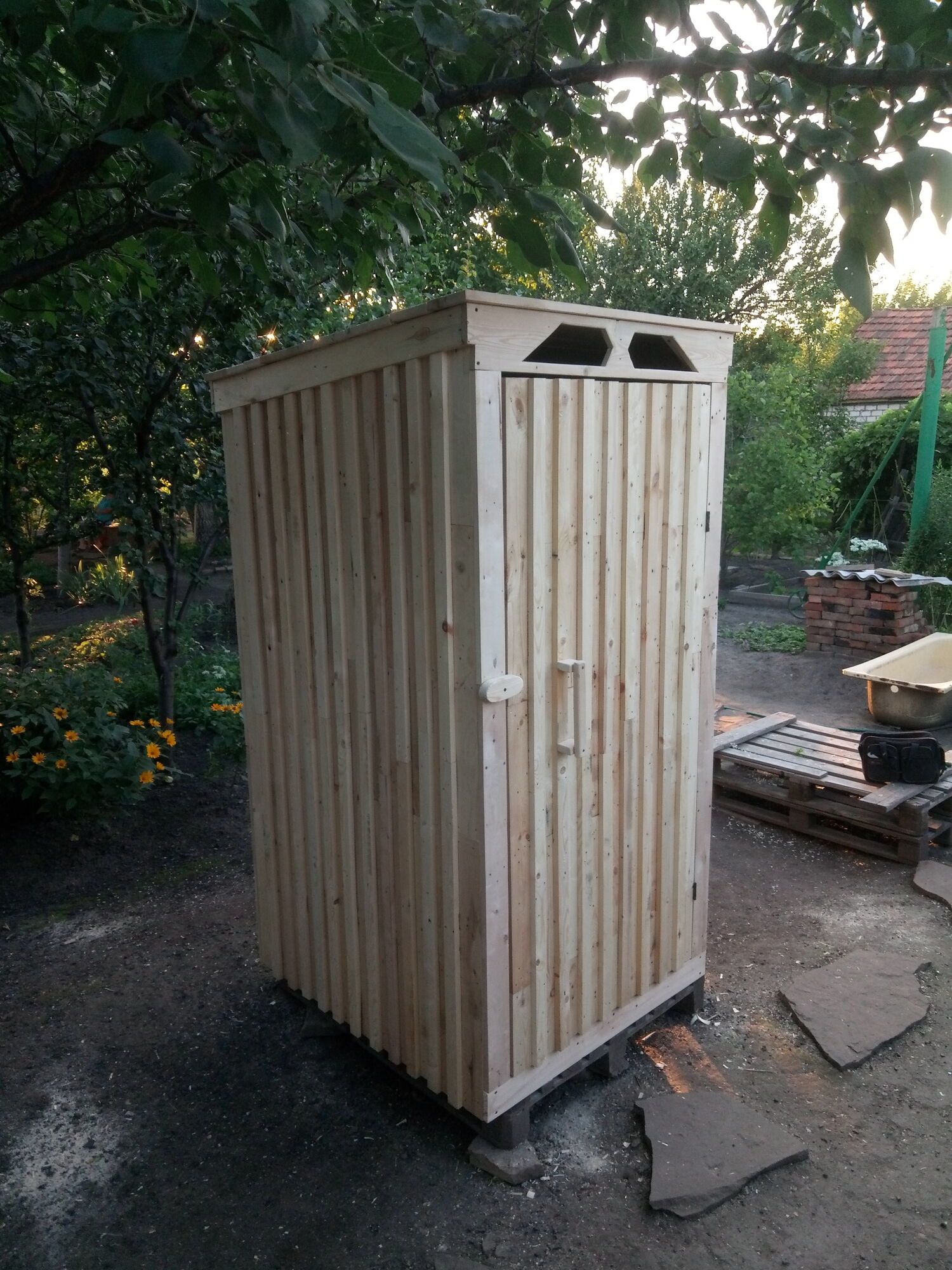 Садовый деревянный туалет. 1