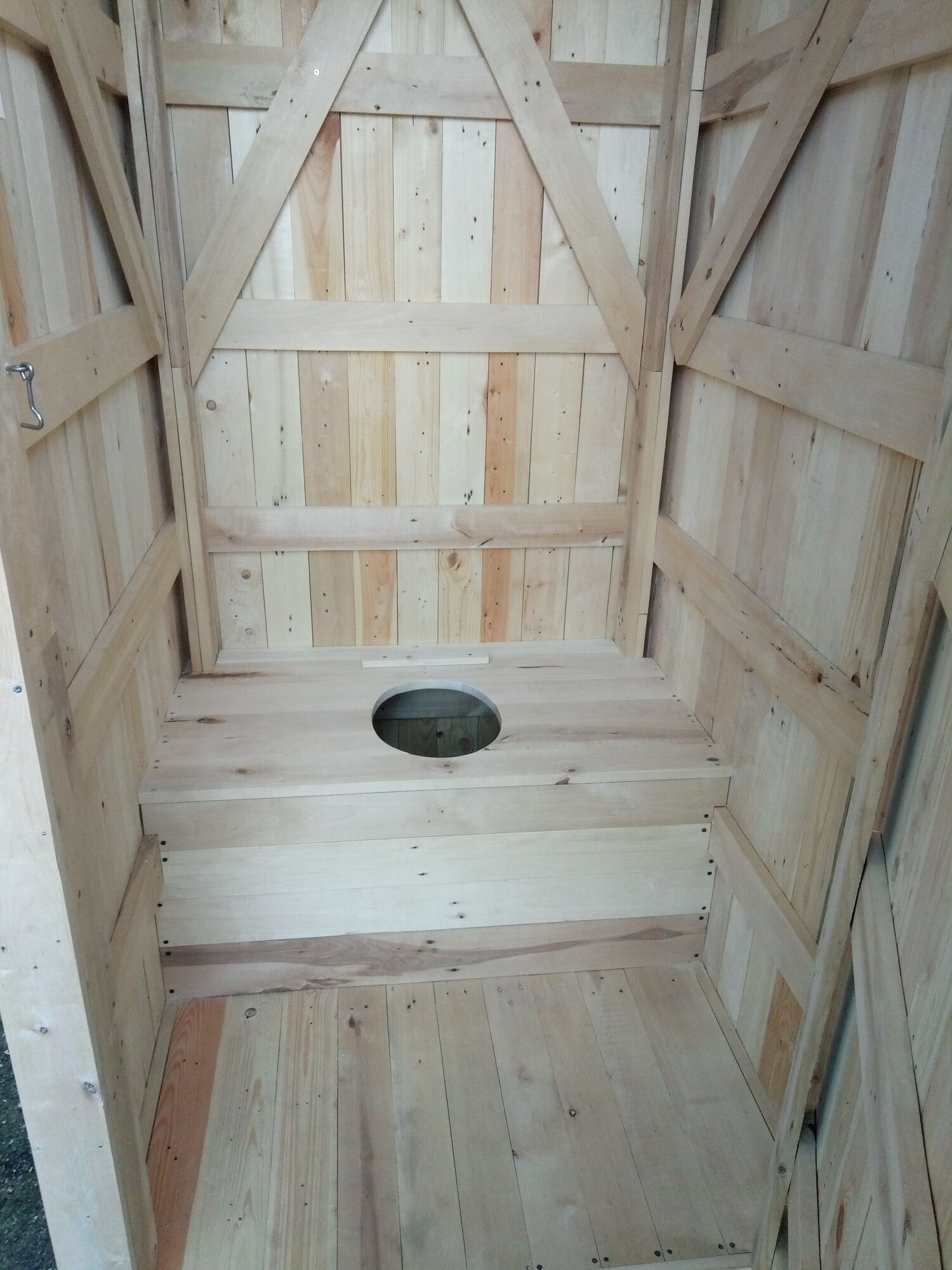 Садовый деревянный туалет. 3